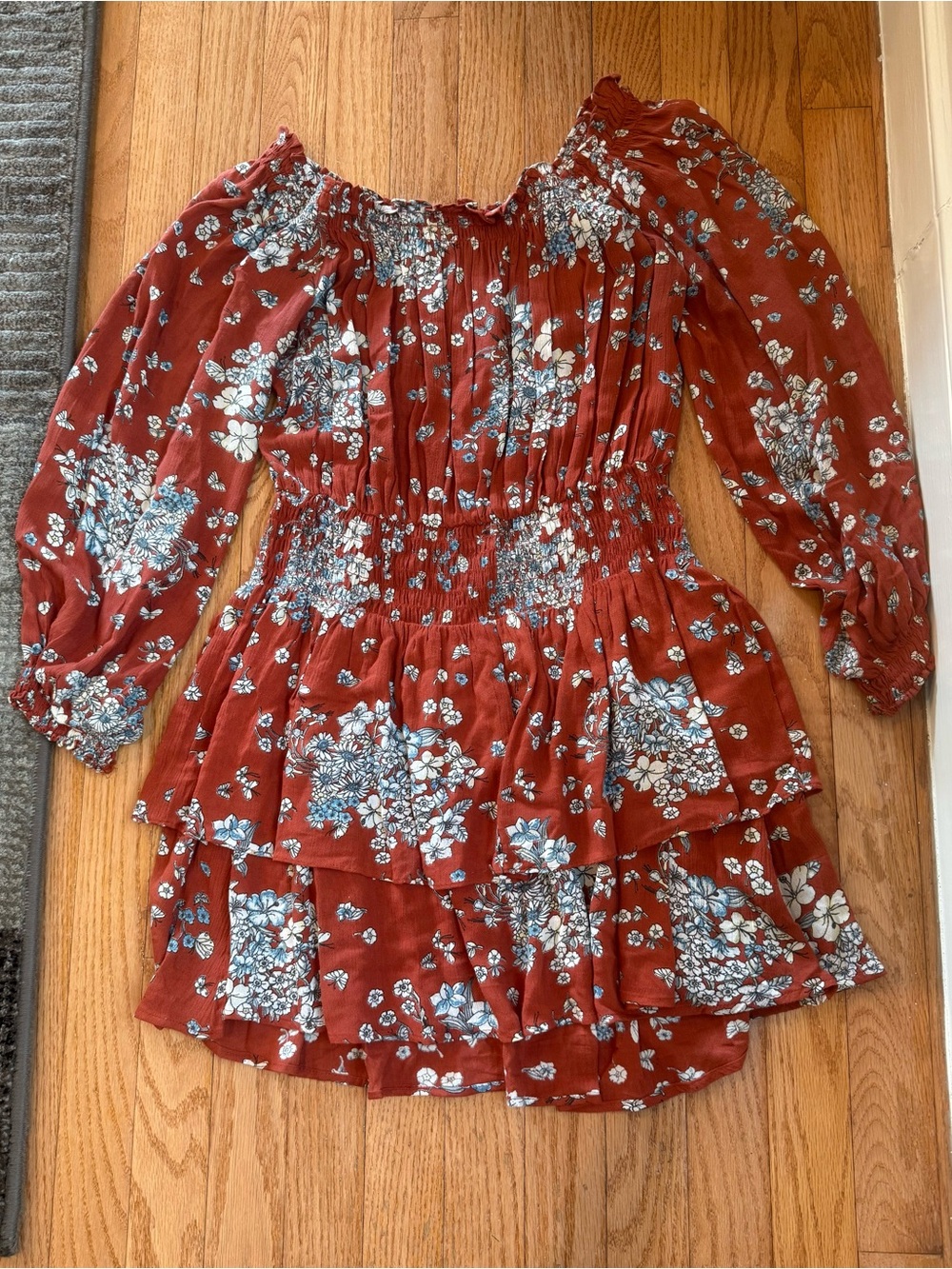 URBAN OUTFITTERS Saffron Skies
Off-The-Shoulder Boho ruffled tiered Dress size S